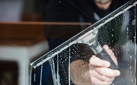 Kako očistiti i održavati prozore bez tragova: praktičan vodič