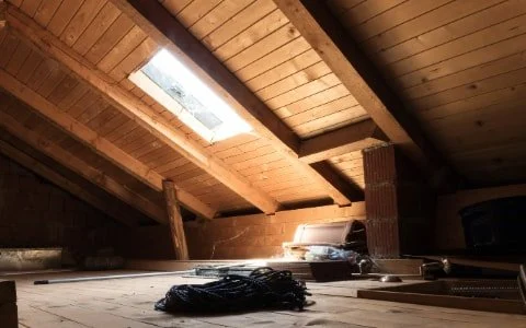 Kako očistiti tavan bez kaosa: siguran plan u 1 dan