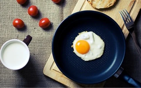 Kako očistiti zagorenu tavu: 4 metode koje stvarno rade